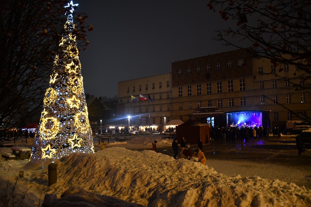 Spotkanie ze świętym Mikołajem, występ młodych artystów z Amatorskiego Teatru Pierro pod kierunkiem Anny Morajko-Fornal oraz koncert Sebastiana Riedla i Zespołu Cree - tak wyglądała sobotnia część Rudzkiego Kiermaszu Świątecznego.

fot. Jacek Knapik