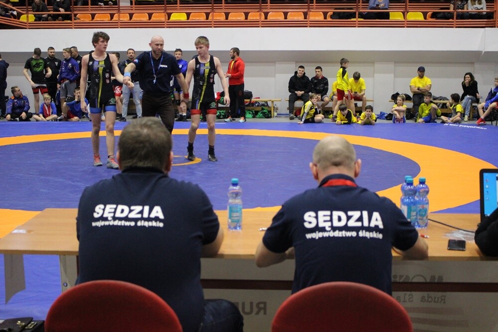 Ponad 100 młodych zapaśników z Rudy Śląskiej, Polski i zagranicy sprawdziło swoje siły w stylu klasycznym. W sobotę (30 listopada) w hali sportowej przy ul. Hallera zorganizowany został Międzynarodowy Turniej Zapaśniczy im. Ryszarda Dworoka. W ten sposób sportowcy upamiętnili wielokrotnego reprezentanta i mistrza Polski w zapasach oraz trenera. Impreza odbyła się już po raz 29.