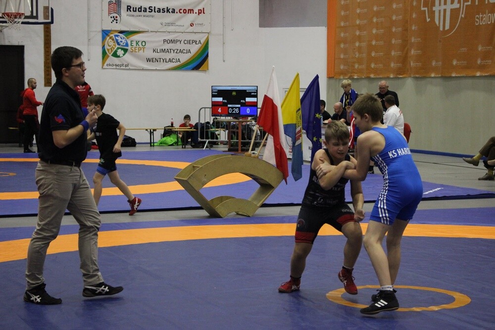 Ponad 100 młodych zapaśników z Rudy Śląskiej, Polski i zagranicy sprawdziło swoje siły w stylu klasycznym. W sobotę (30 listopada) w hali sportowej przy ul. Hallera zorganizowany został Międzynarodowy Turniej Zapaśniczy im. Ryszarda Dworoka. W ten sposób sportowcy upamiętnili wielokrotnego reprezentanta i mistrza Polski w zapasach oraz trenera. Impreza odbyła się już po raz 29.