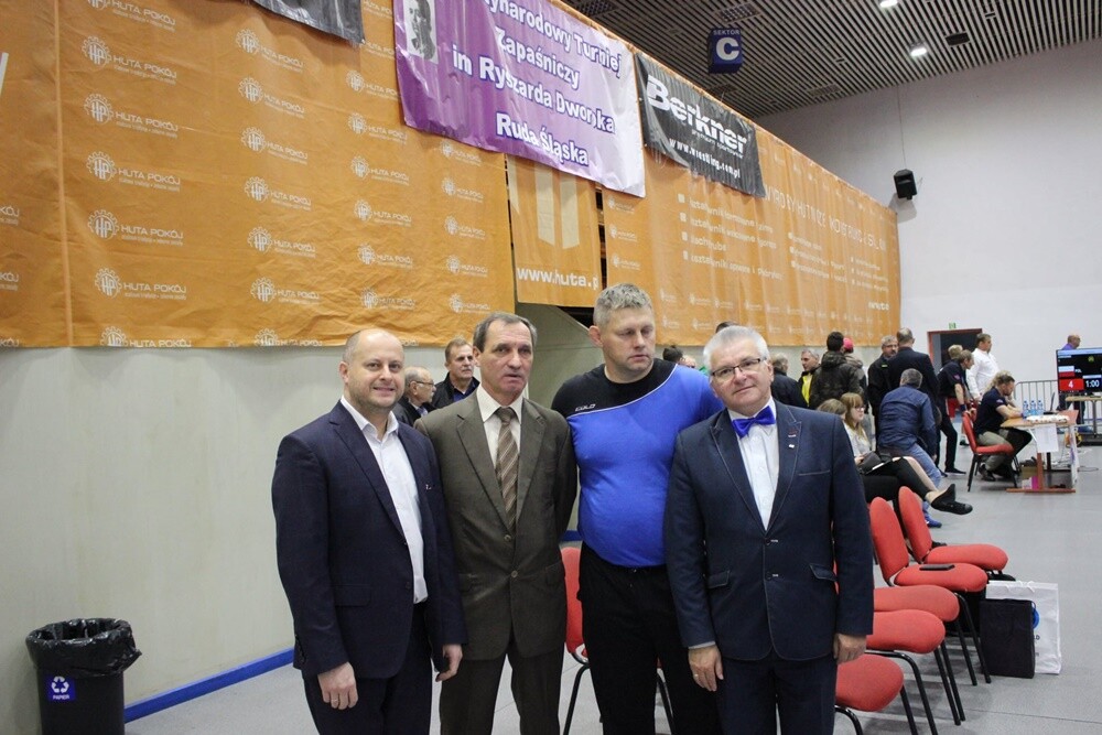 Ponad 100 młodych zapaśników z Rudy Śląskiej, Polski i zagranicy sprawdziło swoje siły w stylu klasycznym. W sobotę (30 listopada) w hali sportowej przy ul. Hallera zorganizowany został Międzynarodowy Turniej Zapaśniczy im. Ryszarda Dworoka. W ten sposób sportowcy upamiętnili wielokrotnego reprezentanta i mistrza Polski w zapasach oraz trenera. Impreza odbyła się już po raz 29.