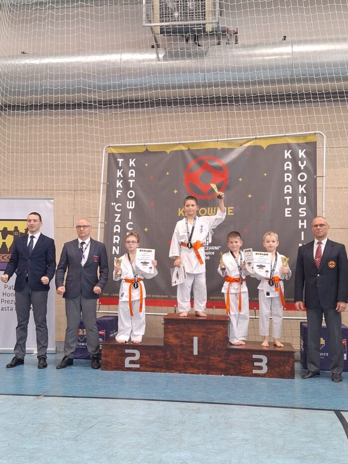 Początkujący karatecy z medalami – dla wielu był to debiut na zawodach!/fot. Rudzki Klub Kyokushin Karate