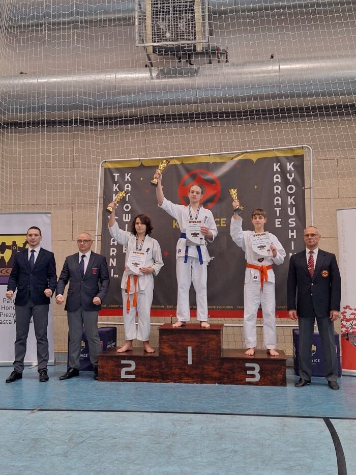 Początkujący karatecy z medalami – dla wielu był to debiut na zawodach!/fot. Rudzki Klub Kyokushin Karate