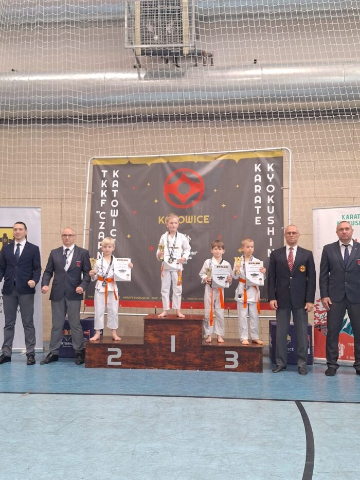 Początkujący karatecy z medalami – dla wielu był to debiut na zawodach!/fot. Rudzki Klub Kyokushin Karate