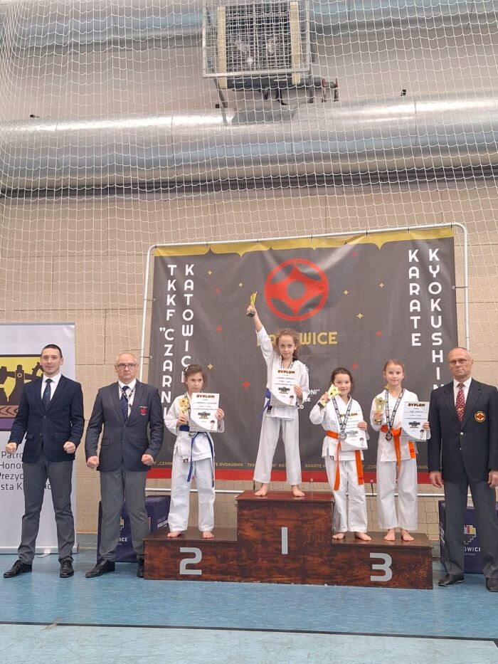 Początkujący karatecy z medalami – dla wielu był to debiut na zawodach!/fot. Rudzki Klub Kyokushin Karate