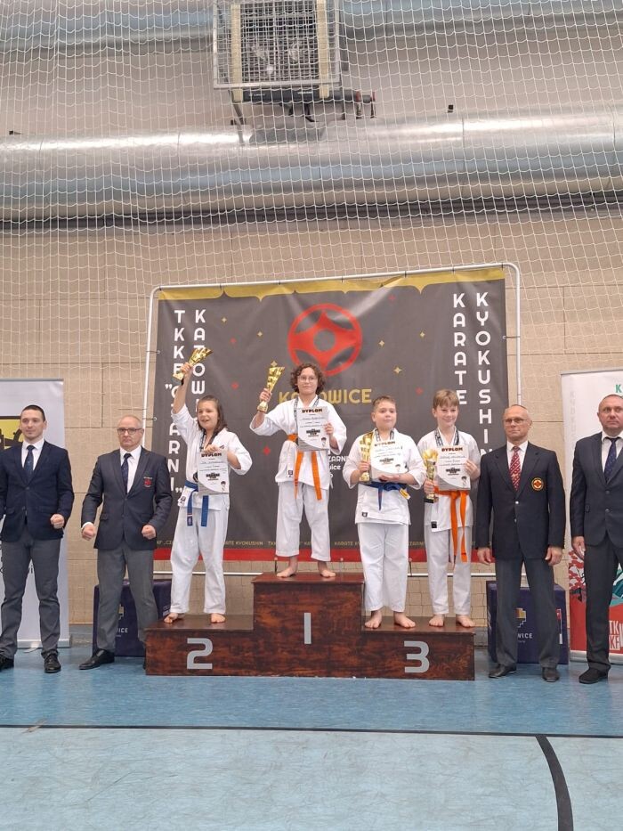 Początkujący karatecy z medalami – dla wielu był to debiut na zawodach!/fot. Rudzki Klub Kyokushin Karate