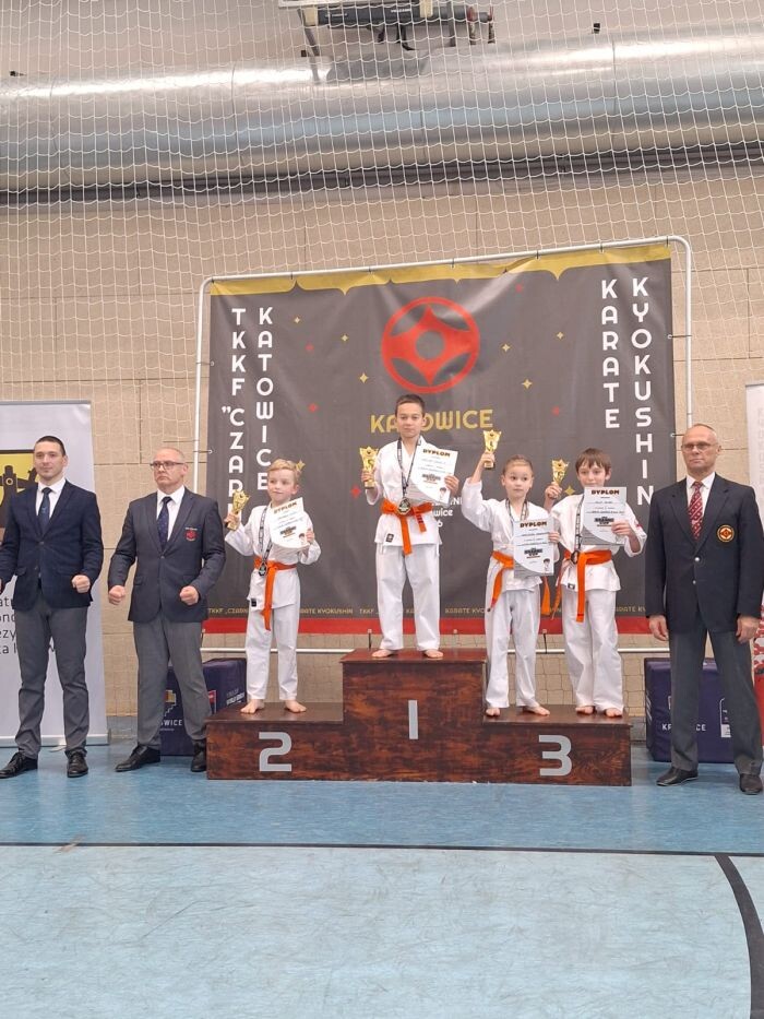 Początkujący karatecy z medalami – dla wielu był to debiut na zawodach!/fot. Rudzki Klub Kyokushin Karate