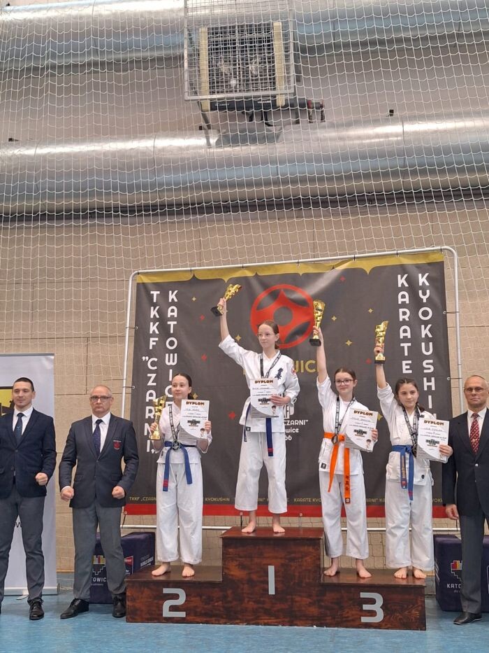 Początkujący karatecy z medalami – dla wielu był to debiut na zawodach!/fot. Rudzki Klub Kyokushin Karate