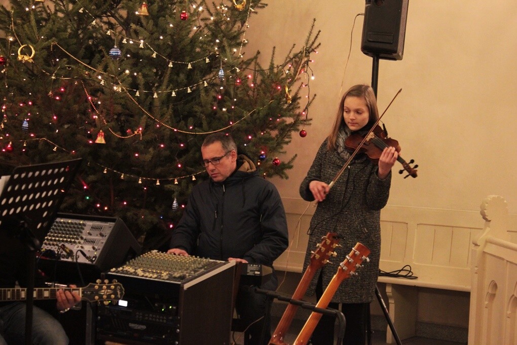 Klimat minionych Świąt Bożego Narodzenia można było poczuć wczoraj na Ficinusie. W kościele ewangelicko - augsburskim odbył się nastrojowy koncert kolęd w wykonaniu Inicjatywy „Dajmy Ludziom Trochę Radości”.