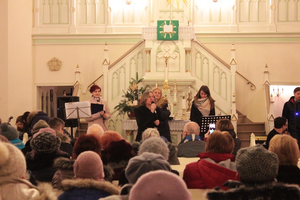 Klimat minionych Świąt Bożego Narodzenia można było poczuć wczoraj na Ficinusie. W kościele ewangelicko - augsburskim odbył się nastrojowy koncert kolęd w wykonaniu Inicjatywy „Dajmy Ludziom Trochę Radości”.