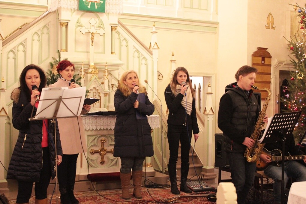 Klimat minionych Świąt Bożego Narodzenia można było poczuć wczoraj na Ficinusie. W kościele ewangelicko - augsburskim odbył się nastrojowy koncert kolęd w wykonaniu Inicjatywy „Dajmy Ludziom Trochę Radości”.