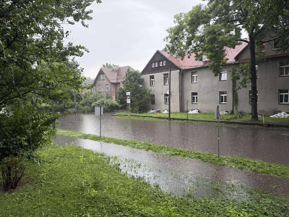Ulewy sparaliżowały Rudę Śląską. Zalane ulice i utrudnienia /fot. czytelnik