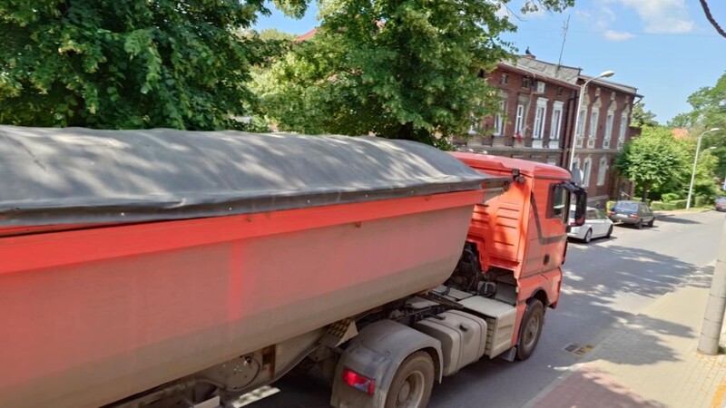 Ulica Starowiejska „rozjeżdżana” przez samochody ciężarowe. Urząd wyjaśnia
