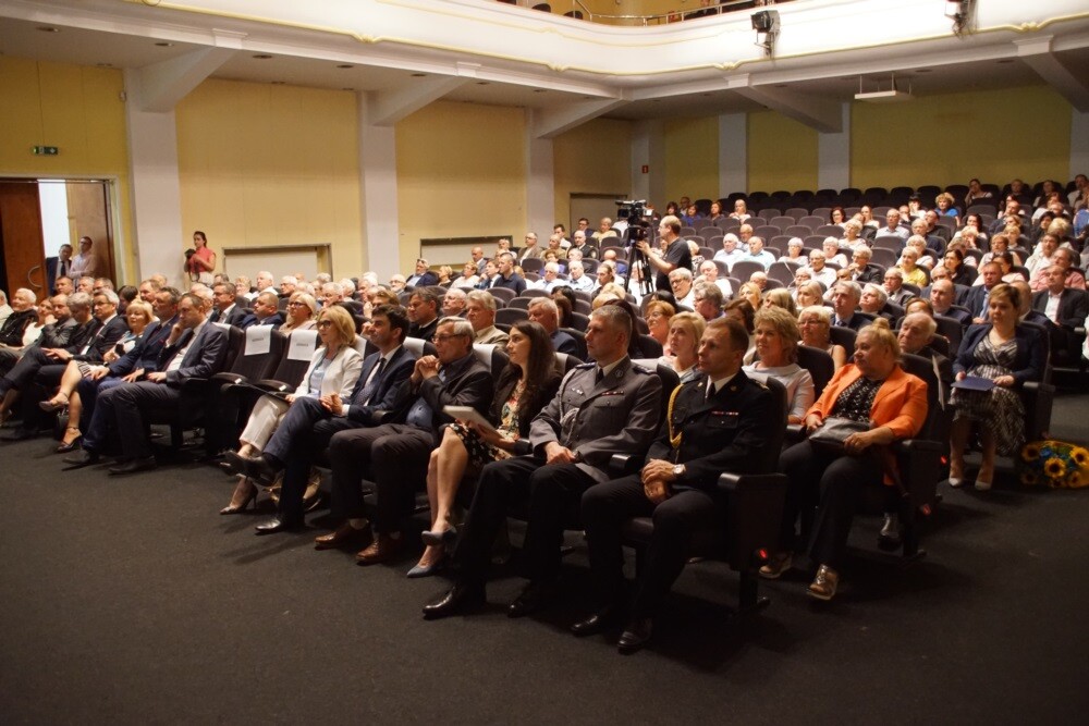 Obchody 60. urodzin Rudy Śląskiej rozpoczęte! Dzisiaj w Miejskim Centrum Kultury im. H.Bisty odbyła się uroczysta sesja Rady Miasta, podczas której nie zabrakło nawiązań do historii miasta, wspomnień oraz wielu życzeń i podziękowań.