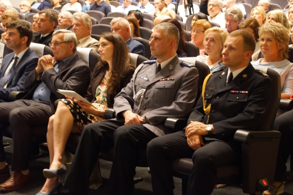 Obchody 60. urodzin Rudy Śląskiej rozpoczęte! Dzisiaj w Miejskim Centrum Kultury im. H.Bisty odbyła się uroczysta sesja Rady Miasta, podczas której nie zabrakło nawiązań do historii miasta, wspomnień oraz wielu życzeń i podziękowań.