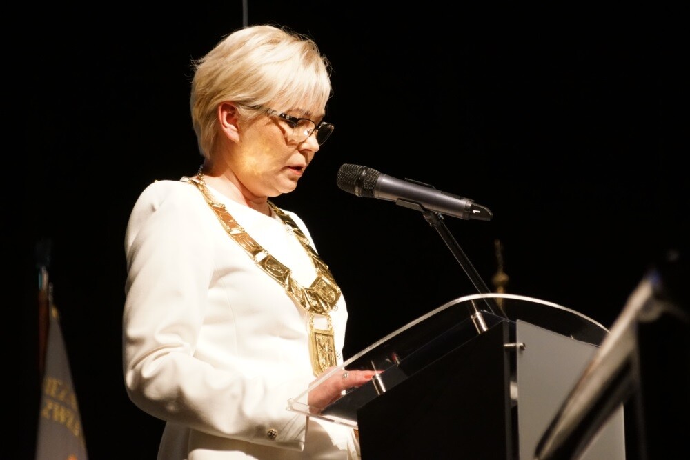 Obchody 60. urodzin Rudy Śląskiej rozpoczęte! Dzisiaj w Miejskim Centrum Kultury im. H.Bisty odbyła się uroczysta sesja Rady Miasta, podczas której nie zabrakło nawiązań do historii miasta, wspomnień oraz wielu życzeń i podziękowań.