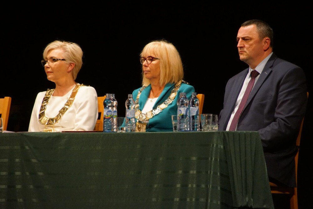 Obchody 60. urodzin Rudy Śląskiej rozpoczęte! Dzisiaj w Miejskim Centrum Kultury im. H.Bisty odbyła się uroczysta sesja Rady Miasta, podczas której nie zabrakło nawiązań do historii miasta, wspomnień oraz wielu życzeń i podziękowań.