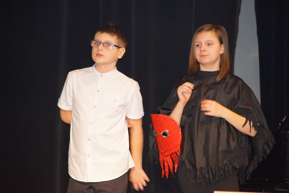 Dzisiaj w Domu Kultury Bielszowice odbyła się uroczystość dwudziestolecia integracji, która podsumowała dokonania uczniów, nauczycieli i rodziców Szkoły Podstawowej nr 13 im. Alfreda Szklarskiego. W programie wydarzenia nie zabrakło występów artystycznych. Przedstawiony został także dorobek 20 lat wspólnej pracy pedagogów i rodziców na rzecz niepełnosprawnych uczniów.