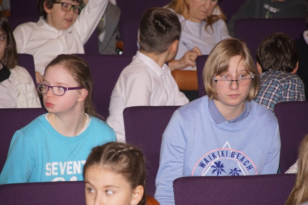 Dzisiaj w Domu Kultury Bielszowice odbyła się uroczystość dwudziestolecia integracji, która podsumowała dokonania uczniów, nauczycieli i rodziców Szkoły Podstawowej nr 13 im. Alfreda Szklarskiego. W programie wydarzenia nie zabrakło występów artystycznych. Przedstawiony został także dorobek 20 lat wspólnej pracy pedagogów i rodziców na rzecz niepełnosprawnych uczniów.