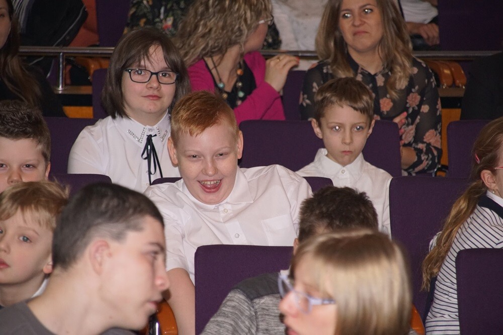 Dzisiaj w Domu Kultury Bielszowice odbyła się uroczystość dwudziestolecia integracji, która podsumowała dokonania uczniów, nauczycieli i rodziców Szkoły Podstawowej nr 13 im. Alfreda Szklarskiego. W programie wydarzenia nie zabrakło występów artystycznych. Przedstawiony został także dorobek 20 lat wspólnej pracy pedagogów i rodziców na rzecz niepełnosprawnych uczniów.