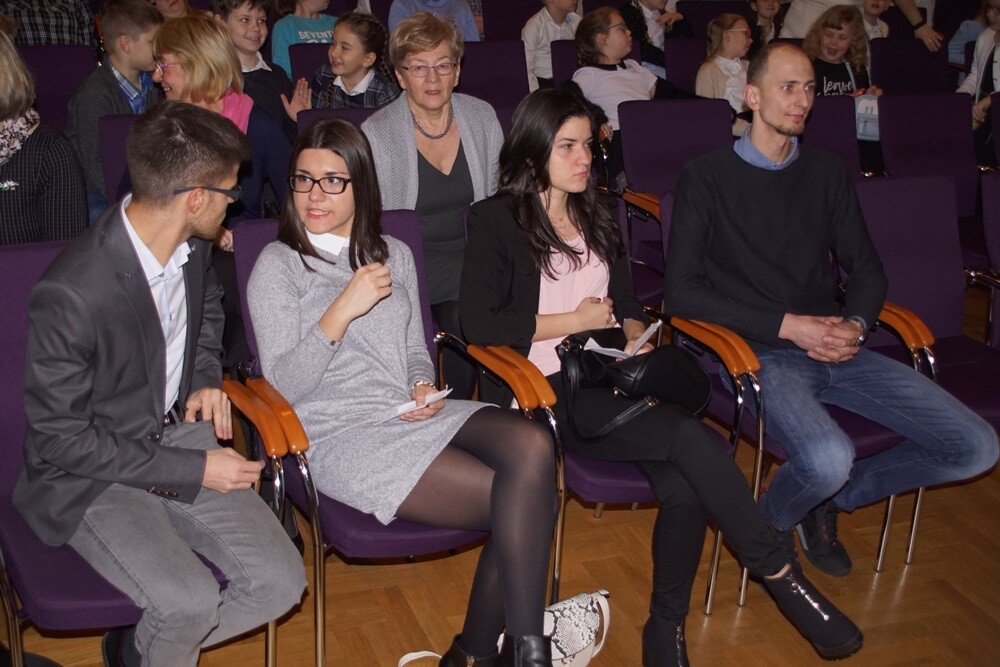 Dzisiaj w Domu Kultury Bielszowice odbyła się uroczystość dwudziestolecia integracji, która podsumowała dokonania uczniów, nauczycieli i rodziców Szkoły Podstawowej nr 13 im. Alfreda Szklarskiego. W programie wydarzenia nie zabrakło występów artystycznych. Przedstawiony został także dorobek 20 lat wspólnej pracy pedagogów i rodziców na rzecz niepełnosprawnych uczniów.