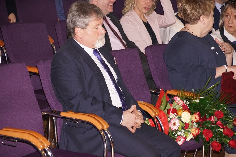 Dzisiaj w Domu Kultury Bielszowice odbyła się uroczystość dwudziestolecia integracji, która podsumowała dokonania uczniów, nauczycieli i rodziców Szkoły Podstawowej nr 13 im. Alfreda Szklarskiego. W programie wydarzenia nie zabrakło występów artystycznych. Przedstawiony został także dorobek 20 lat wspólnej pracy pedagogów i rodziców na rzecz niepełnosprawnych uczniów.