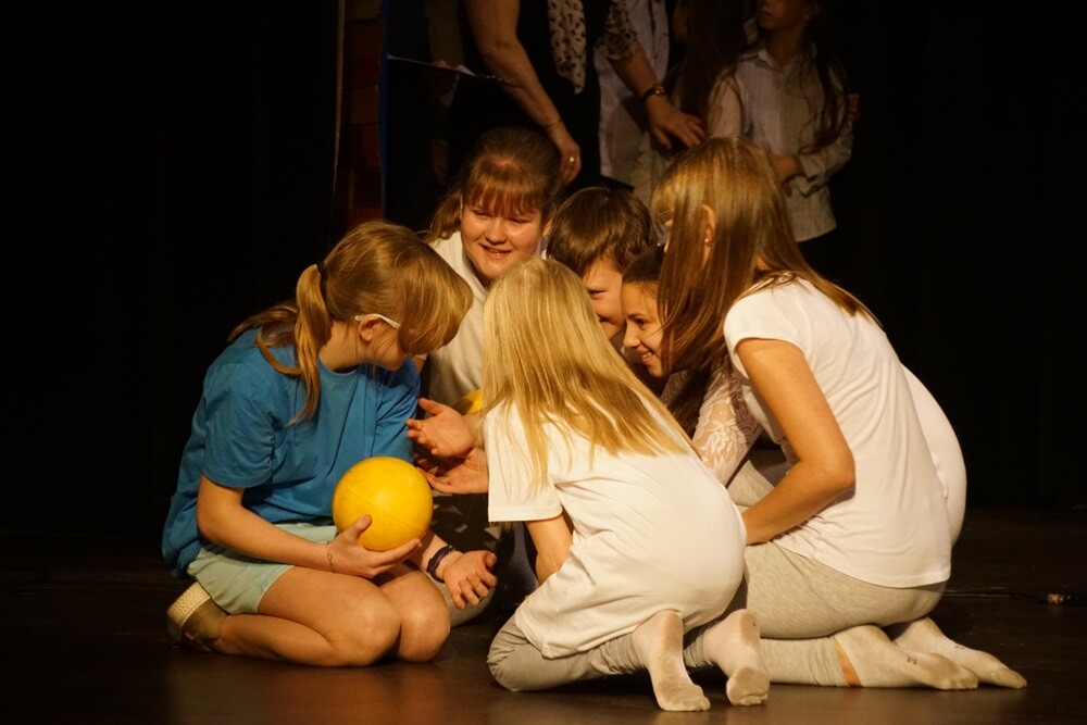 Dzisiaj w Domu Kultury Bielszowice odbyła się uroczystość dwudziestolecia integracji, która podsumowała dokonania uczniów, nauczycieli i rodziców Szkoły Podstawowej nr 13 im. Alfreda Szklarskiego. W programie wydarzenia nie zabrakło występów artystycznych. Przedstawiony został także dorobek 20 lat wspólnej pracy pedagogów i rodziców na rzecz niepełnosprawnych uczniów.