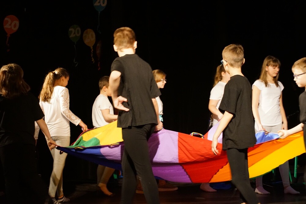 Dzisiaj w Domu Kultury Bielszowice odbyła się uroczystość dwudziestolecia integracji, która podsumowała dokonania uczniów, nauczycieli i rodziców Szkoły Podstawowej nr 13 im. Alfreda Szklarskiego. W programie wydarzenia nie zabrakło występów artystycznych. Przedstawiony został także dorobek 20 lat wspólnej pracy pedagogów i rodziców na rzecz niepełnosprawnych uczniów.