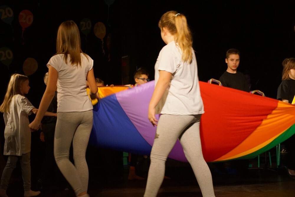 Dzisiaj w Domu Kultury Bielszowice odbyła się uroczystość dwudziestolecia integracji, która podsumowała dokonania uczniów, nauczycieli i rodziców Szkoły Podstawowej nr 13 im. Alfreda Szklarskiego. W programie wydarzenia nie zabrakło występów artystycznych. Przedstawiony został także dorobek 20 lat wspólnej pracy pedagogów i rodziców na rzecz niepełnosprawnych uczniów.