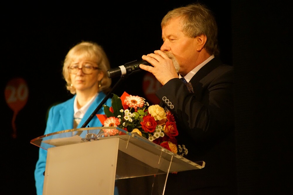 Dzisiaj w Domu Kultury Bielszowice odbyła się uroczystość dwudziestolecia integracji, która podsumowała dokonania uczniów, nauczycieli i rodziców Szkoły Podstawowej nr 13 im. Alfreda Szklarskiego. W programie wydarzenia nie zabrakło występów artystycznych. Przedstawiony został także dorobek 20 lat wspólnej pracy pedagogów i rodziców na rzecz niepełnosprawnych uczniów.