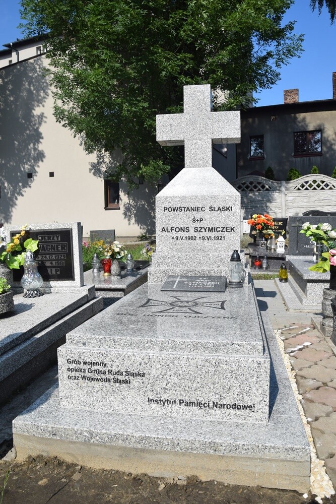 W ramach obchodów upamiętniających 100. rocznicę wybuchu III powstania śląskiego w niedzielę na terenie parafii św. św. Wawrzyńca i Antoniego w Wirku odbyła się uroczystość poświęcenia 8 grobów powstańców śląskich.

fot. IPN