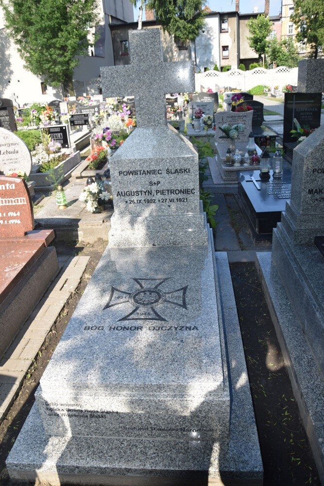 W ramach obchodów upamiętniających 100. rocznicę wybuchu III powstania śląskiego w niedzielę na terenie parafii św. św. Wawrzyńca i Antoniego w Wirku odbyła się uroczystość poświęcenia 8 grobów powstańców śląskich.

fot. IPN