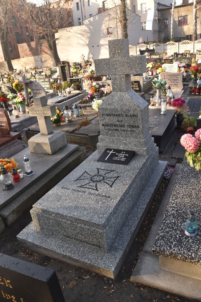 W ramach obchodów upamiętniających 100. rocznicę wybuchu III powstania śląskiego w niedzielę na terenie parafii św. św. Wawrzyńca i Antoniego w Wirku odbyła się uroczystość poświęcenia 8 grobów powstańców śląskich.

fot. IPN