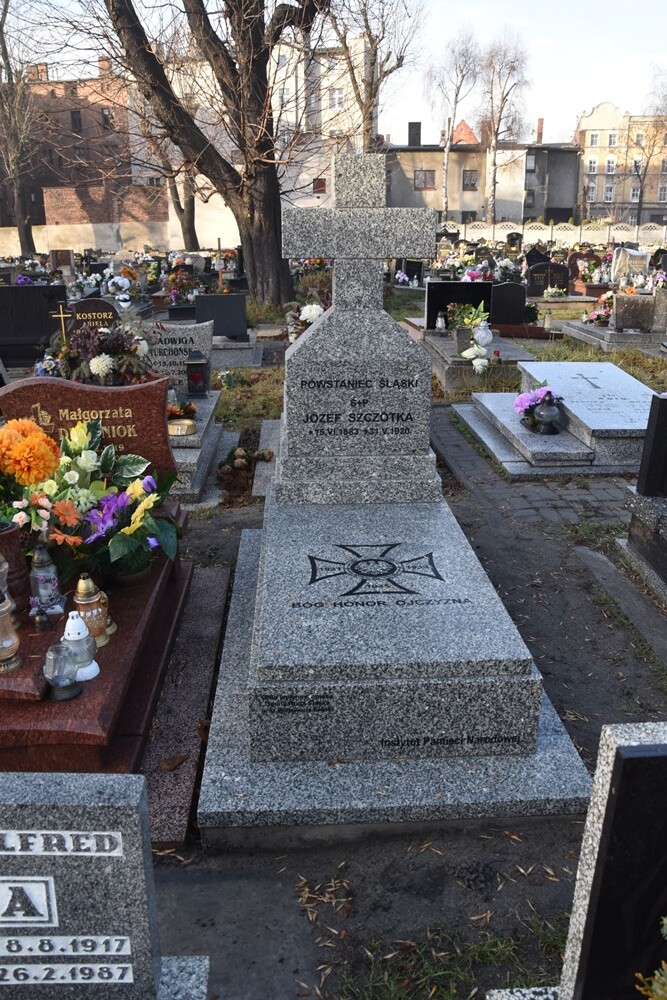 W ramach obchodów upamiętniających 100. rocznicę wybuchu III powstania śląskiego w niedzielę na terenie parafii św. św. Wawrzyńca i Antoniego w Wirku odbyła się uroczystość poświęcenia 8 grobów powstańców śląskich.

fot. IPN