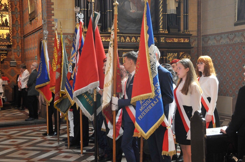 Z okazji rocznicy uchwalenia Konstytucji 3 Maja Rzeczypospolitej Obojga Narodów w parafii pw. Trójcy Przenajświętszej w Kochłowicach odprawiono uroczystą Mszę Świętą w intencji Ojczyzny i Mieszkańców Miasta.