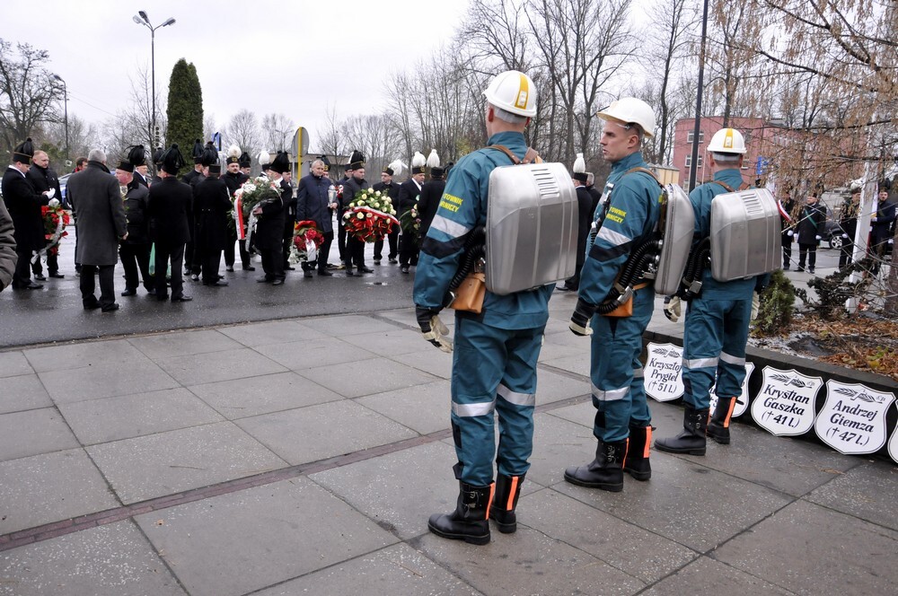 Pod zegarem przy KWK Halemba odbyły się uroczystości upamiętniające śmierć 23 górników, którzy 12 lat temu zginęli tragicznie pod ziemią w wyniku wybuchu metanu.