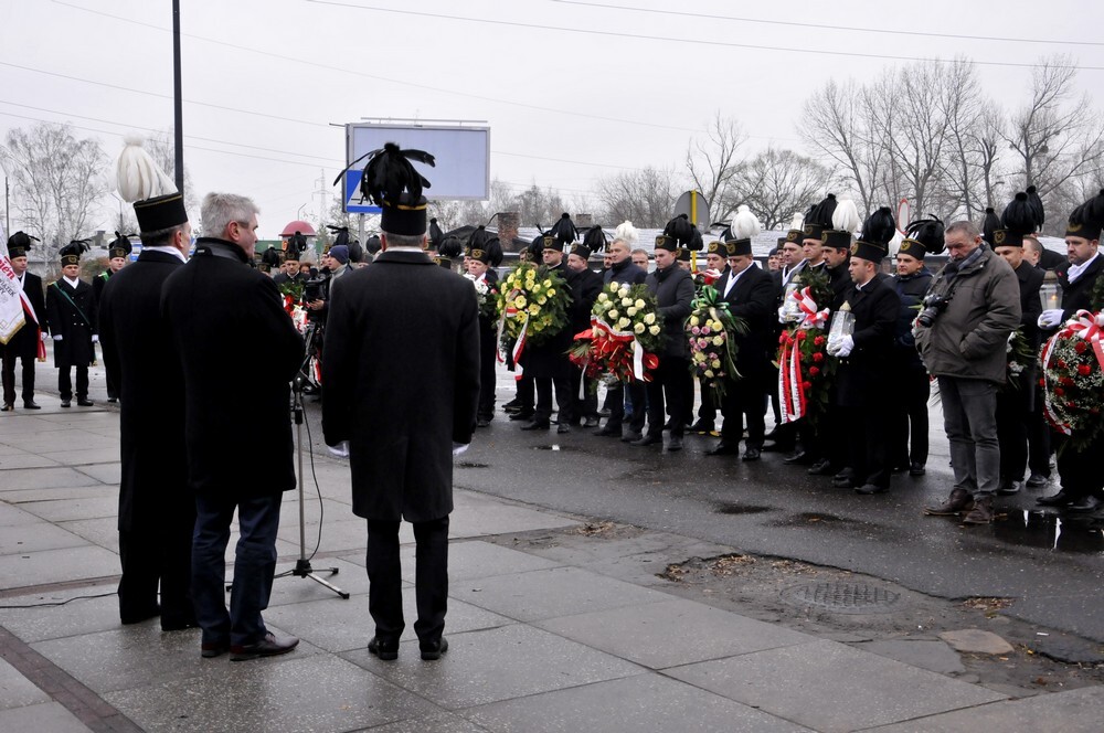 Pod zegarem przy KWK Halemba odbyły się uroczystości upamiętniające śmierć 23 górników, którzy 12 lat temu zginęli tragicznie pod ziemią w wyniku wybuchu metanu.