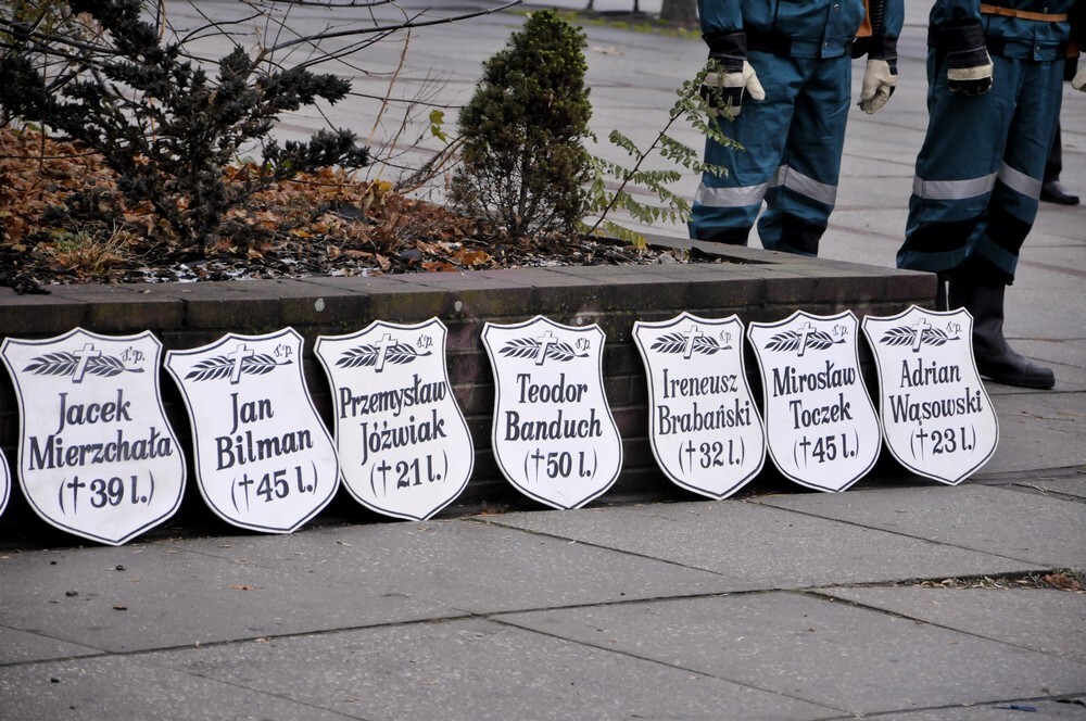 Pod zegarem przy KWK Halemba odbyły się uroczystości upamiętniające śmierć 23 górników, którzy 12 lat temu zginęli tragicznie pod ziemią w wyniku wybuchu metanu.