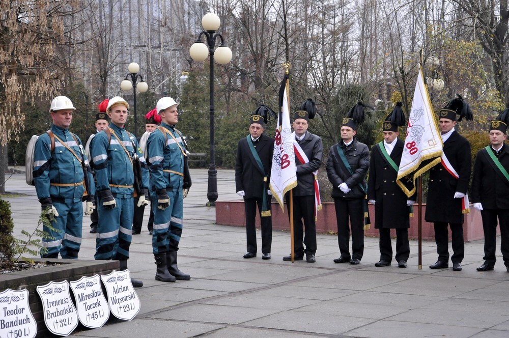 Pod zegarem przy KWK Halemba odbyły się uroczystości upamiętniające śmierć 23 górników, którzy 12 lat temu zginęli tragicznie pod ziemią w wyniku wybuchu metanu.