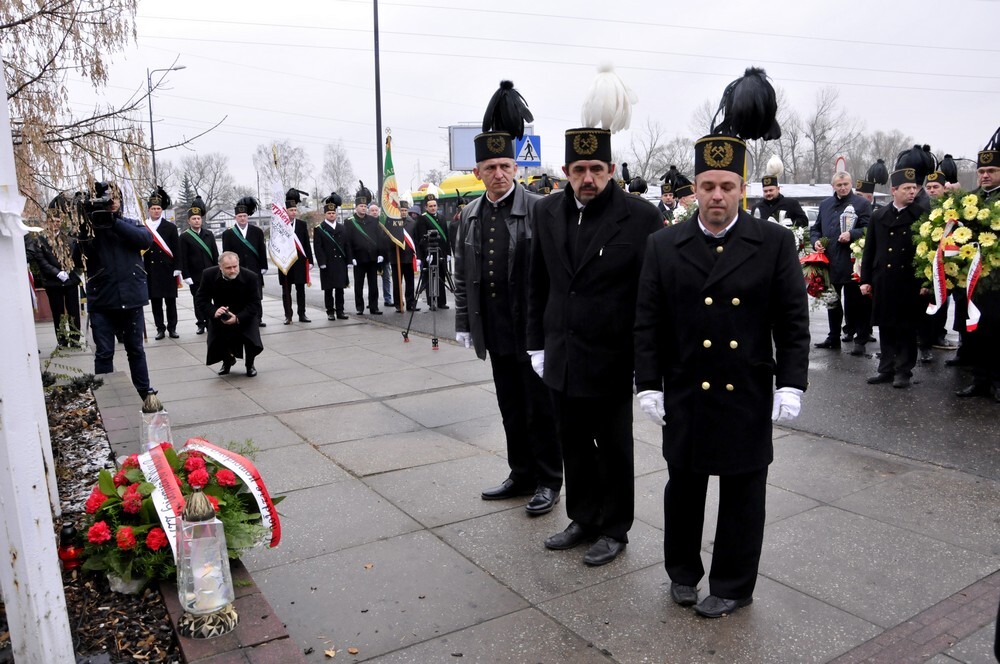Pod zegarem przy KWK Halemba odbyły się uroczystości upamiętniające śmierć 23 górników, którzy 12 lat temu zginęli tragicznie pod ziemią w wyniku wybuchu metanu.