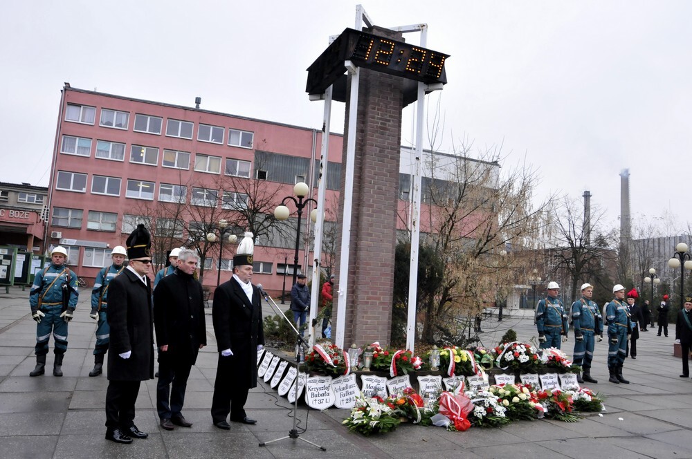 Pod zegarem przy KWK Halemba odbyły się uroczystości upamiętniające śmierć 23 górników, którzy 12 lat temu zginęli tragicznie pod ziemią w wyniku wybuchu metanu.