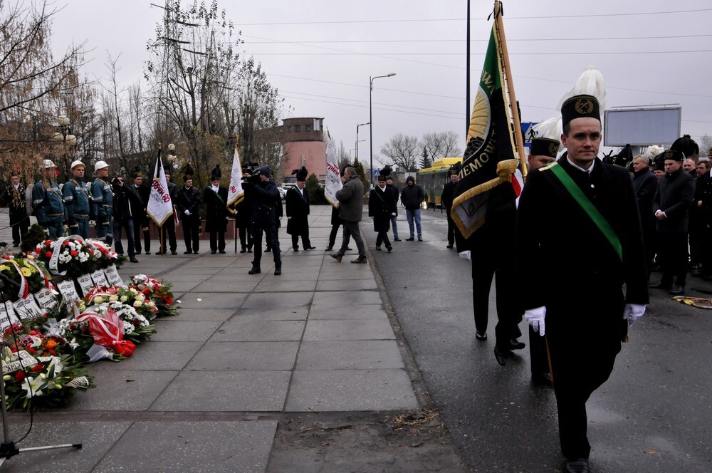 Pod zegarem przy KWK Halemba odbyły się uroczystości upamiętniające śmierć 23 górników, którzy 12 lat temu zginęli tragicznie pod ziemią w wyniku wybuchu metanu.