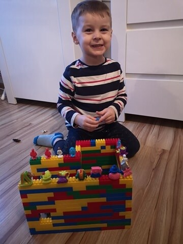 W ciężkich chwilach bez możliwości odwiedzania Wnuczka dostaje takie fotki Młodego Konstruktora Nikosia .Widząc Jego radość wi em że damy radę