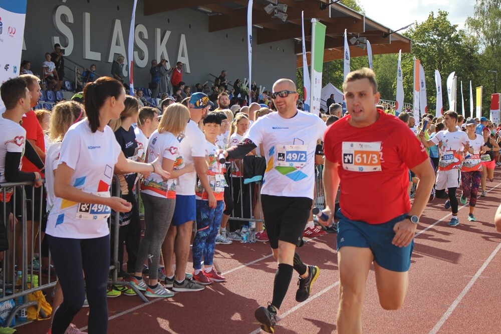 Tłumy biegaczy wzięły udział w piątej edycji PKO Bieg Charytatywnego, który odbył się na stadionie lekkoatletycznym przy ul. Czarnoleśnej w dzielnicy Nowy Bytom. Emocji nie brakowało!