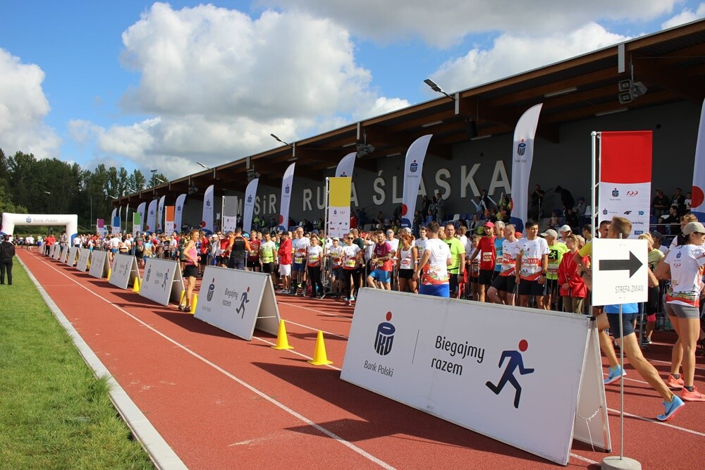 Tłumy biegaczy wzięły udział w piątej edycji PKO Bieg Charytatywnego, który odbył się na stadionie lekkoatletycznym przy ul. Czarnoleśnej w dzielnicy Nowy Bytom. Emocji nie brakowało!