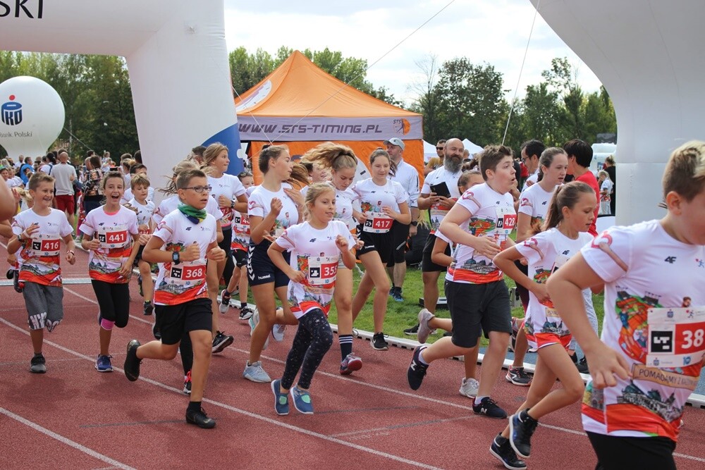 Tłumy biegaczy wzięły udział w piątej edycji PKO Bieg Charytatywnego, który odbył się na stadionie lekkoatletycznym przy ul. Czarnoleśnej w dzielnicy Nowy Bytom. Emocji nie brakowało!