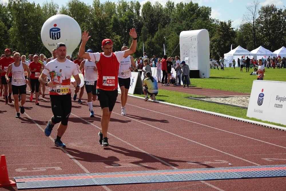 Tłumy biegaczy wzięły udział w piątej edycji PKO Bieg Charytatywnego, który odbył się na stadionie lekkoatletycznym przy ul. Czarnoleśnej w dzielnicy Nowy Bytom. Emocji nie brakowało!