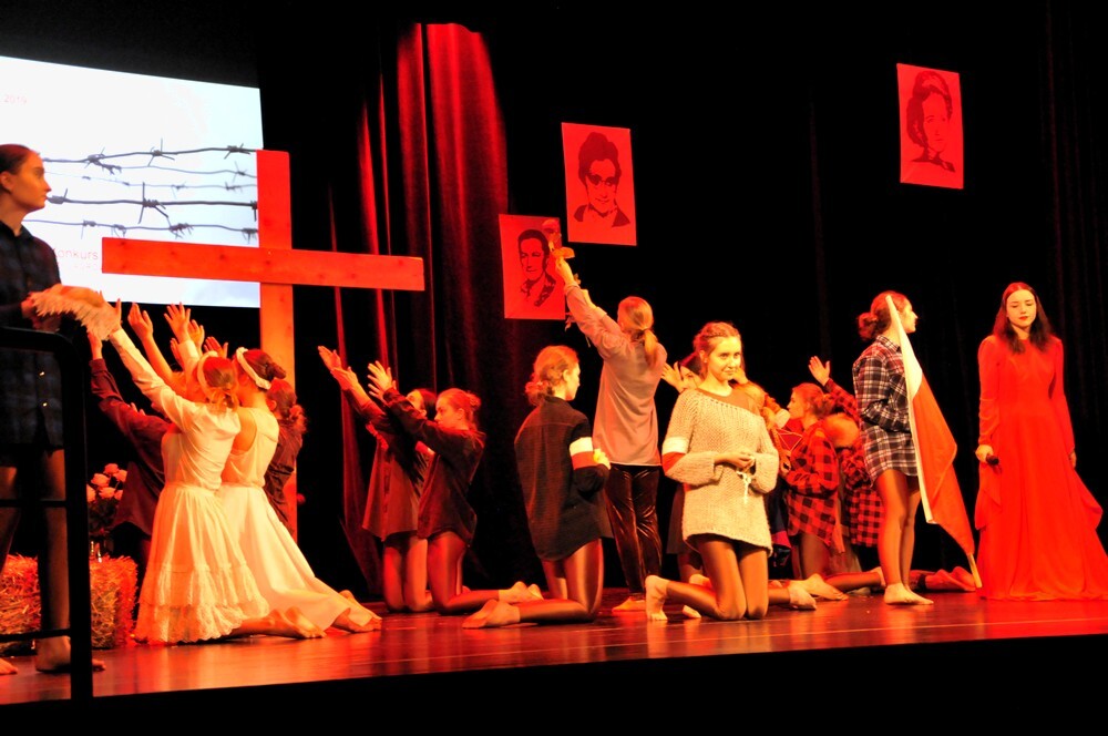 Również po wszystkich przesłuchaniach młodzi artyści z Atelier Sztuki z "Morcinka" zaprezentowali poruszający spektakl. Finał V konkursu W Kręgu poezji i prozy lagrowej więźniarek KL Ravensbruck, który odbył się 4 kwietnia w Rudzie Śląskiej, był mocno poruszający. 