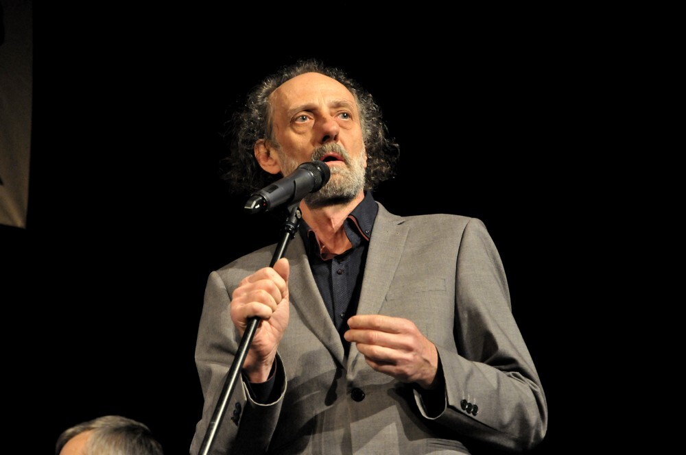 Przewodniczącym jury V konkursu W Kręgu poezji i prozy lagrowej więźniarek KL Ravensbruck był Andrzej Róg, aktor, reżyser i twórca. 