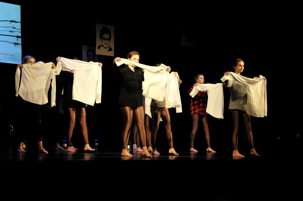 W Miejskim Centrum Kultury im. Henryka Bisty odbył się finał V Ogólnopolskiego Konkursu „W Kręgu poezji i prozy lagrowej więźniarek KL Ravensbruck”. Z 350 uczniów z całej Polski do finału dostało się 29 osób, które właśnie dzisiaj miały okazję wystąpić w Rudzie Śląskiej podczas finałowej gali.