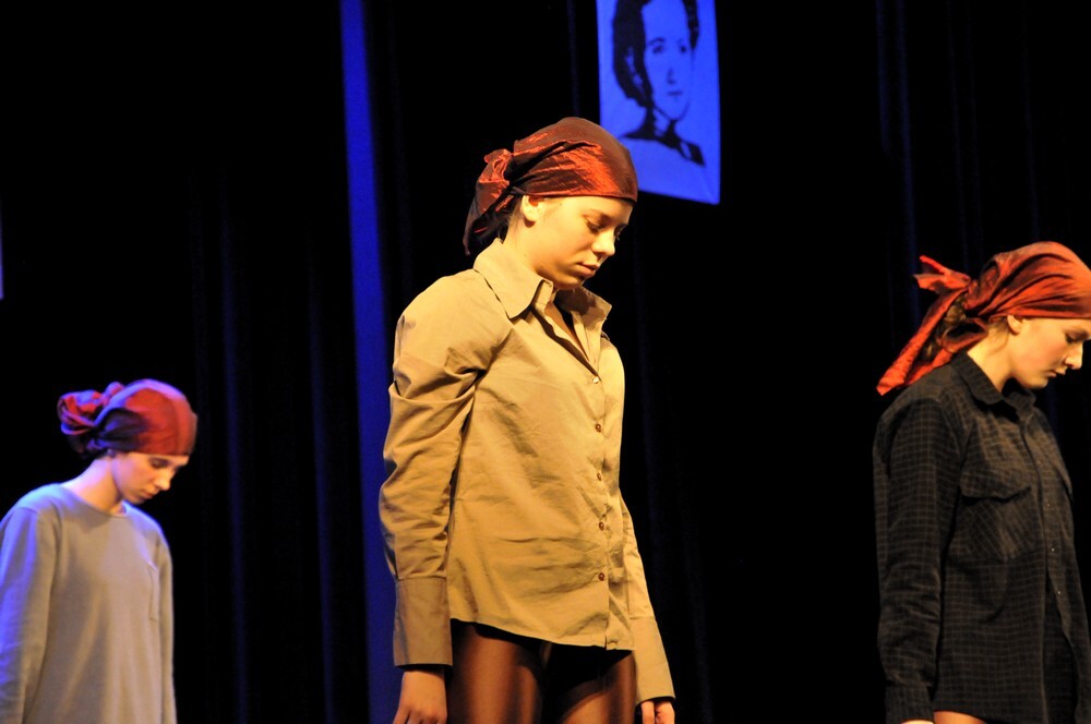 W Miejskim Centrum Kultury im. Henryka Bisty odbył się finał V Ogólnopolskiego Konkursu „W Kręgu poezji i prozy lagrowej więźniarek KL Ravensbruck”. Z 350 uczniów z całej Polski do finału dostało się 29 osób, które właśnie dzisiaj miały okazję wystąpić w Rudzie Śląskiej podczas finałowej gali.